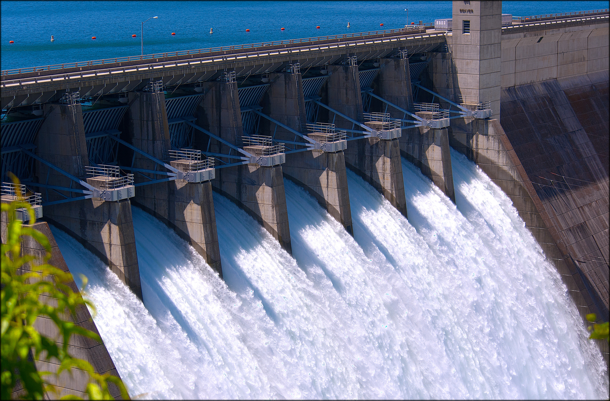 Энергия воды в реке. Гидротехника дамба плотина ГЭС. Гидроэнергия гидроэлектростанция. Туямуюнская ГЭС. Водосброс ГЭС.
